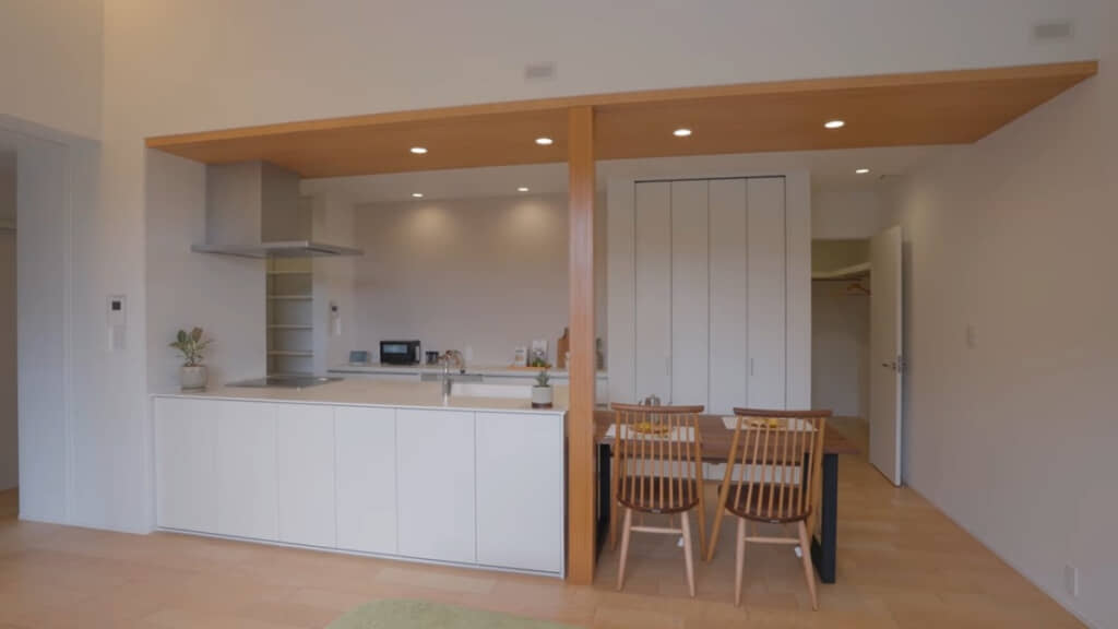 対面式のキッチンは収納も十分