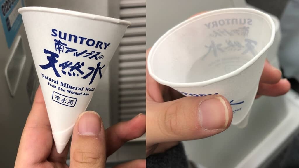 円錐形で通常の物より約3分の1しか量が入らない紙コップ