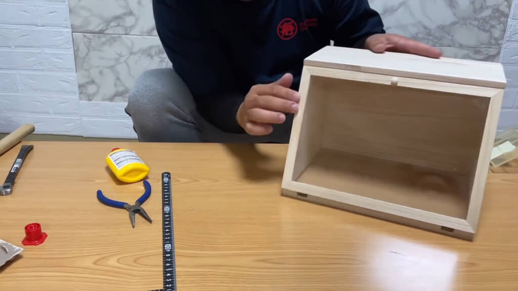 木の画鋲を取り付けます