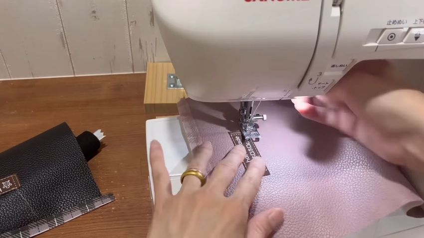 ファスナーから3～4センチほど下の位置にタグを縫い付ける