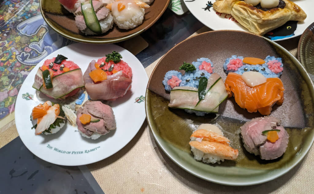 ひなまつりにはマリルの手まり寿司も（画像左はお子さん用に作ったカービィ寿司）