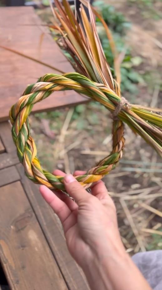 あぜ道に生えていた草で作ったカラフルなしめ縄