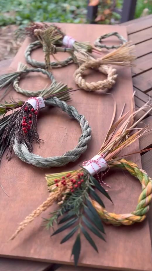 完成したしめ縄飾りたち