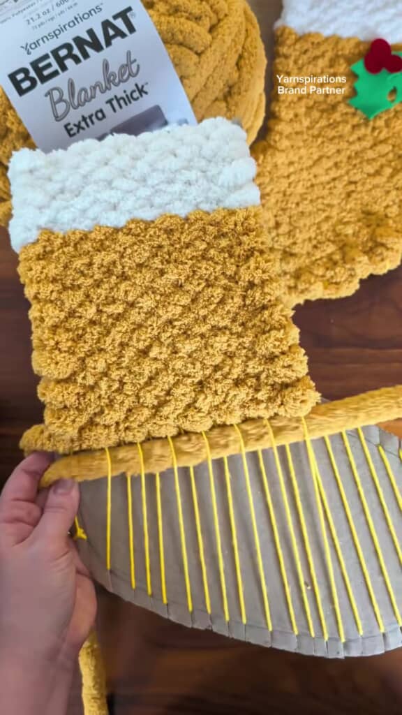 極太毛糸を交互に通して編んでいる場面