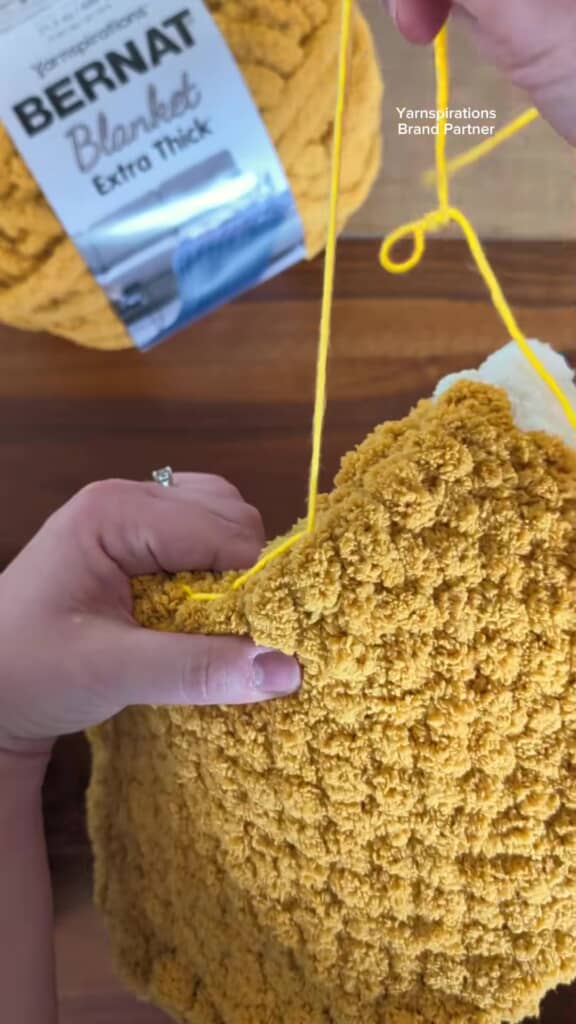 2枚の靴下型織り地を縫い合わせる場面