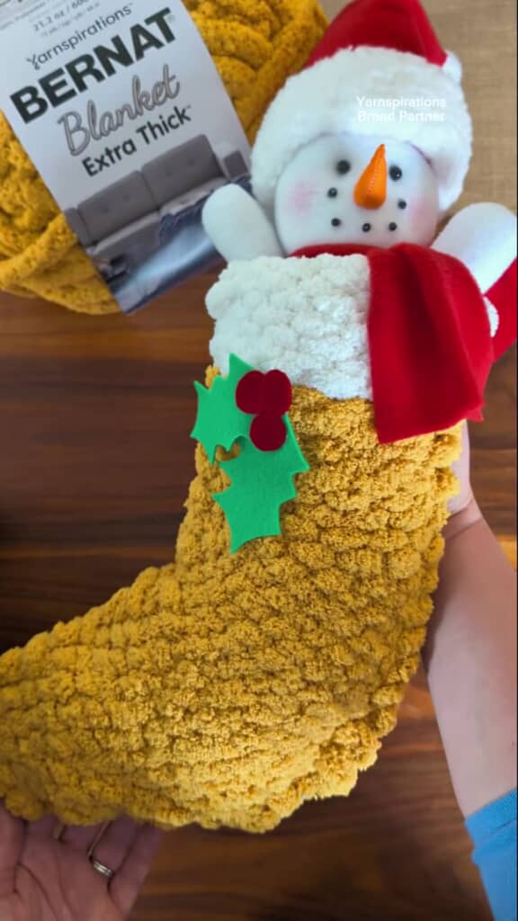 できあがったふわふわの靴下型クリスマスグッズ