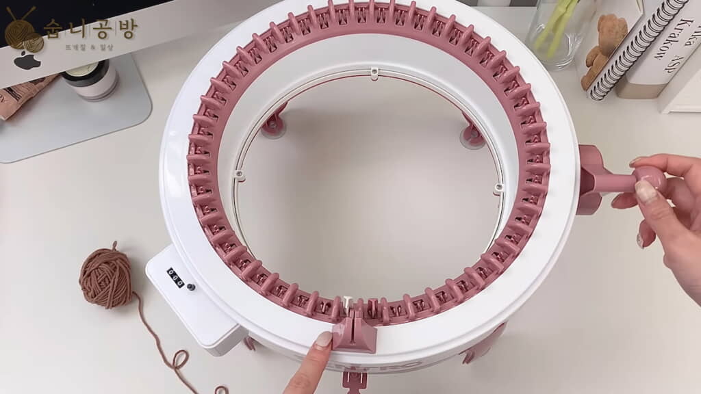 くるくる回るリング状にフックが並んでいる