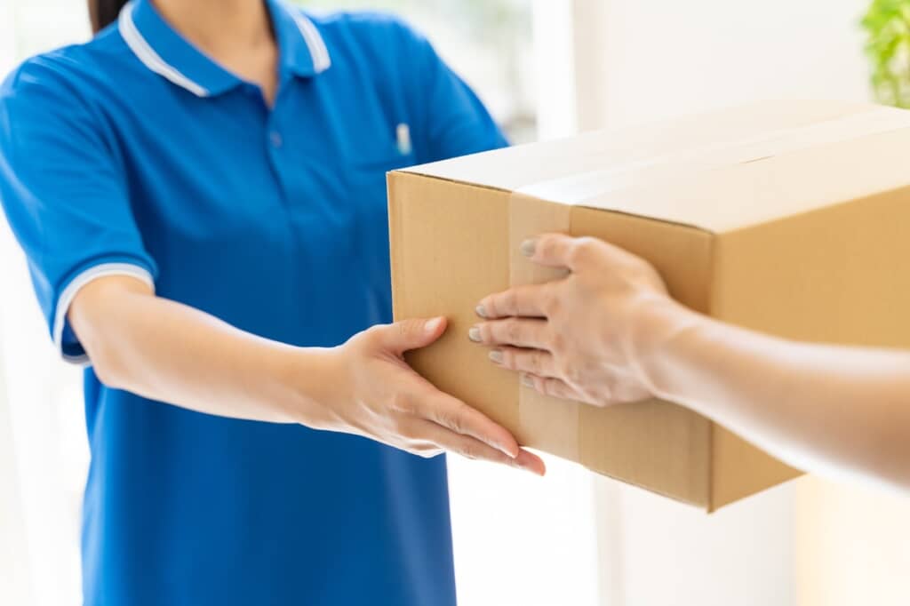 届いた荷物とは……？（イメージ画像／出典：PIXTA）