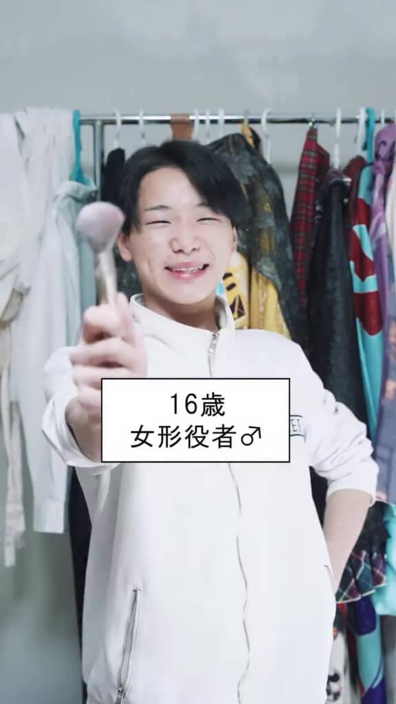 メイクブラシを持った長谷川樹莉亜さん