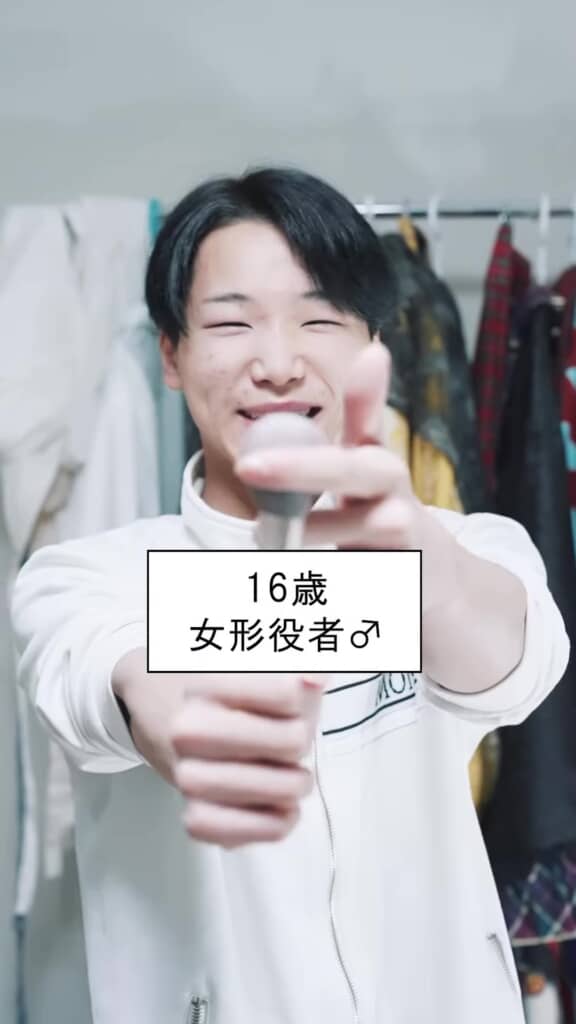 メイクブラシの粉をふわっと広げる