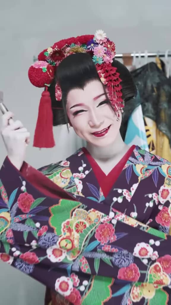 大きな髪飾りをつけ、色っぽく微笑む姿