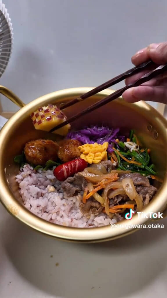 おかずを盛り付ける