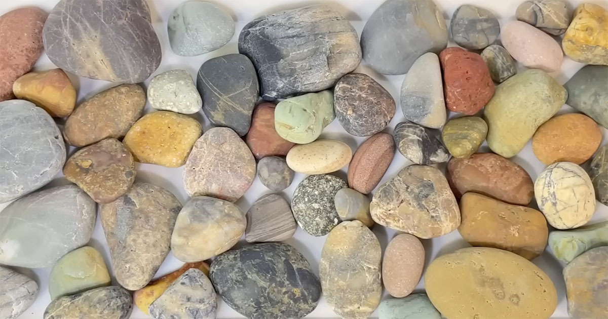 海岸で拾った“カラフルな石”→2週間磨き続けたら……　まさかの変身に「お～すごい！」「やってみたくなりました！」（1/3） | ホビー ねとらぼ