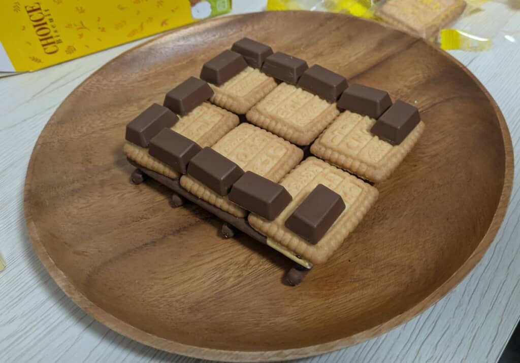 壁の土台として置かれたチョコレート菓子