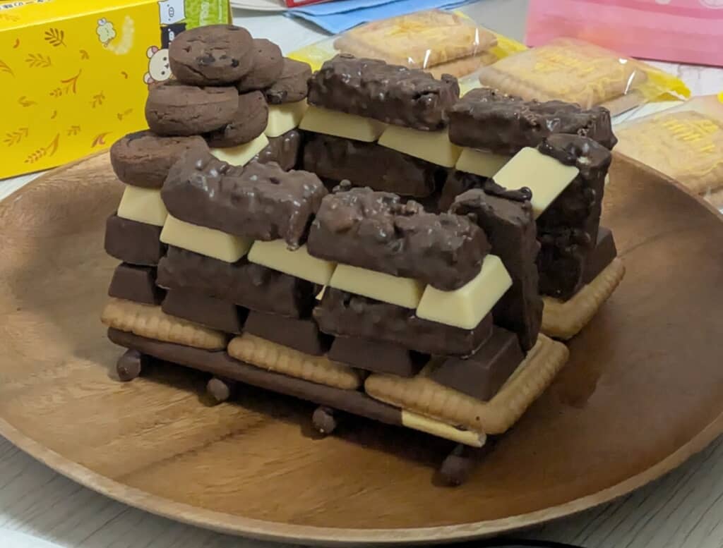 複数種類のお菓子を組み合わせて構築した壁