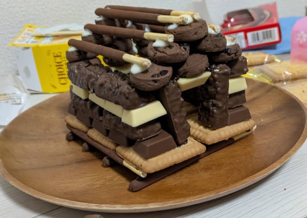棒状のお菓子を屋根の土台として乗せた状態