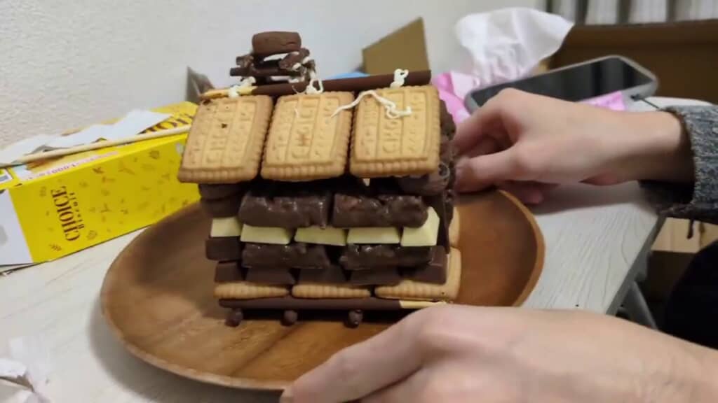 完成したお菓子の家の耐震性を試す