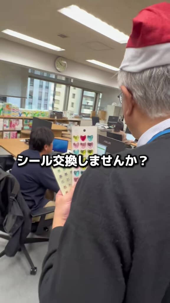 「シール交換しませんか？」と社員に話しかける社長