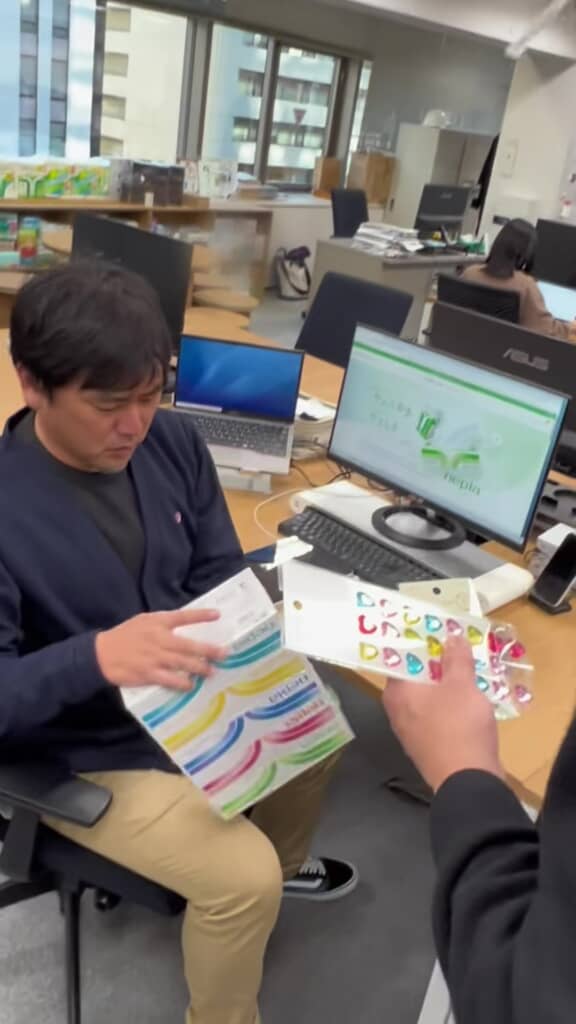 ティッシュのシールをはがす社員