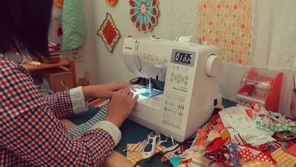 ハギレを縫い合わせます