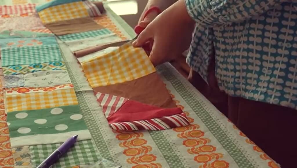 型紙の大きさに切っていきます