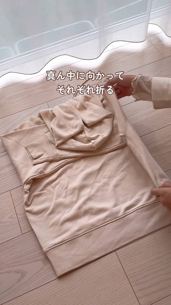 フードを手前に倒し、整えます