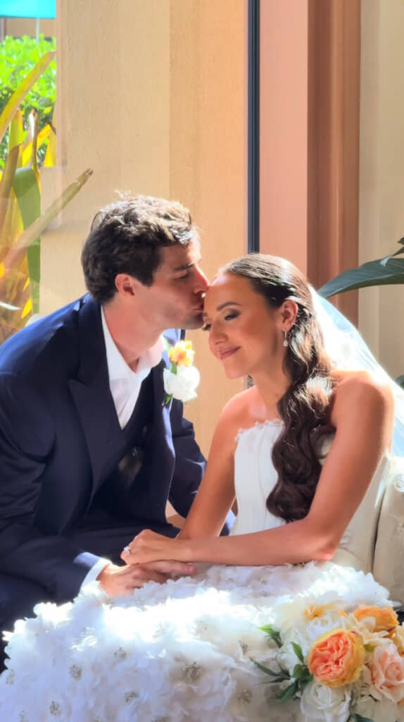 出会ってから8年後、幸せな結婚式を迎える2人