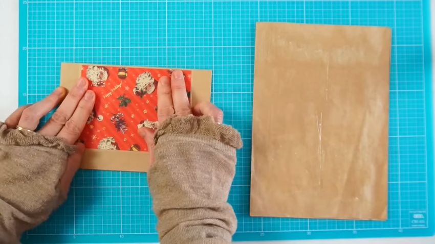 切り出したデザインペーパーを封筒に貼り付ける