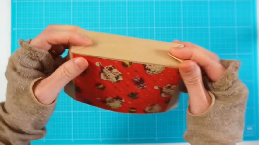 三角形にとがっている部分を底面側へ折り曲げる