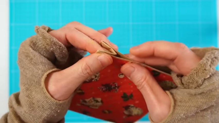 両手の指で抑えながらマチ部分を作る