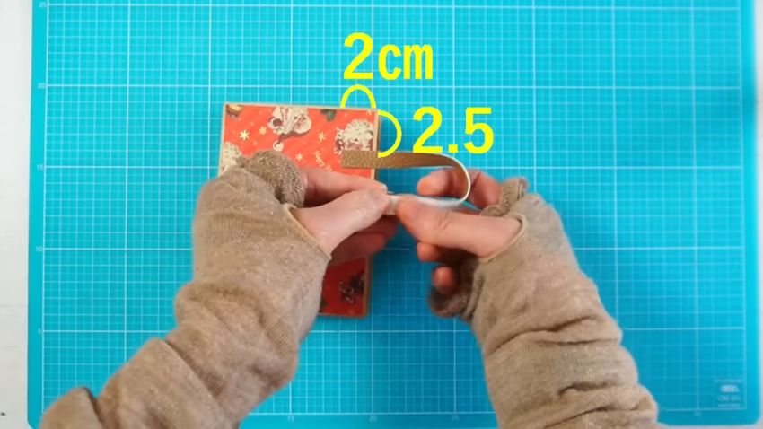 フェイクレザー製の持ち手をバッグ本体に貼り付ける