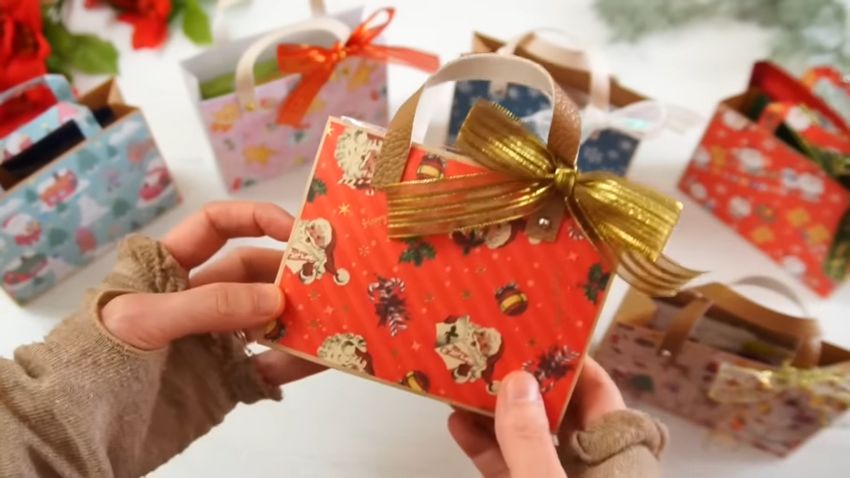 リボンで装飾された複数種類のミニトートバッグ