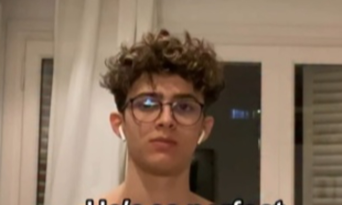 細身のメガネ男性が筋トレを開始→3年後……　別人級の大変身に反響「なんて色気のあるオタク」「うわーすごい」【海外】（1/3） | ライフスタイル ねとらぼ