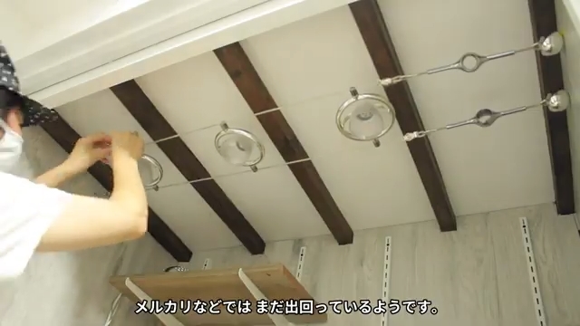 ワイヤーにライトを取り付けている