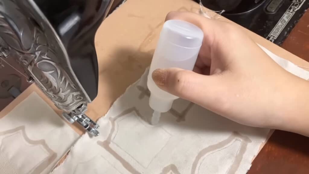 裁断する前にほつれ留め液を塗ります