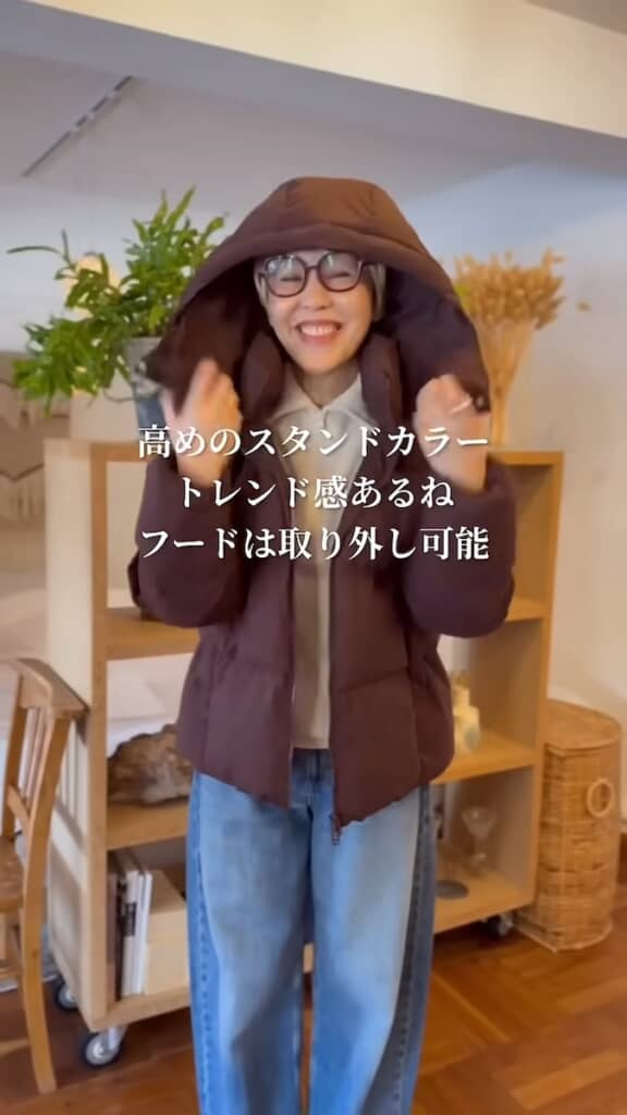 トレンドを取り入れたスタンドカラーがおしゃれ。フードは取り外し可能です