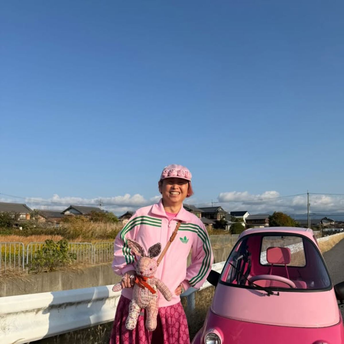 毎日ピンク色の服を着る46歳男性→常識を覆す“まさかの着こなし”に「ほんとオシャレ」「見習いたいです」（1/3） | ライフスタイル ねとらぼ