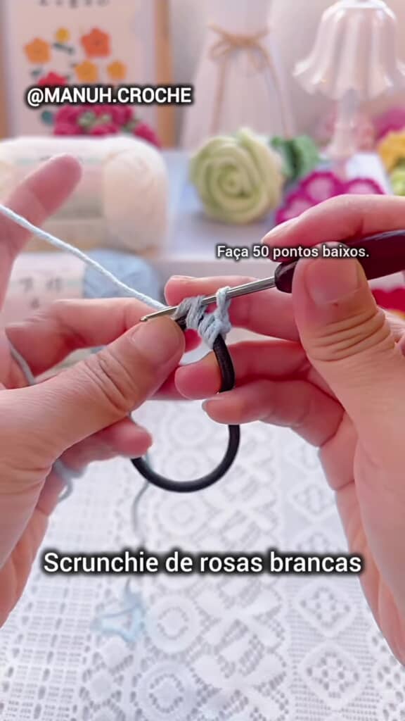 水色い糸で髪ゴムをこま編みする手元写真