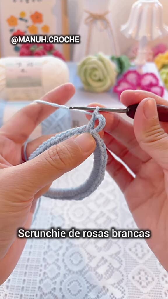 鎖編みの隣に長編みをするところ