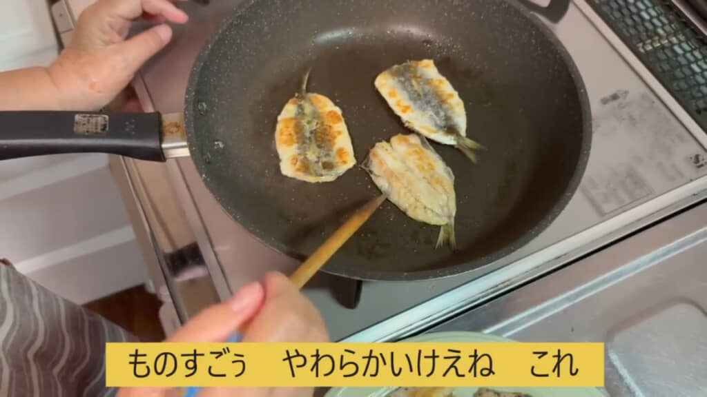 尾が取れないようにやさしくひっくり返します