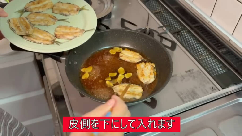 たれが煮立ってきたらイワシを投入