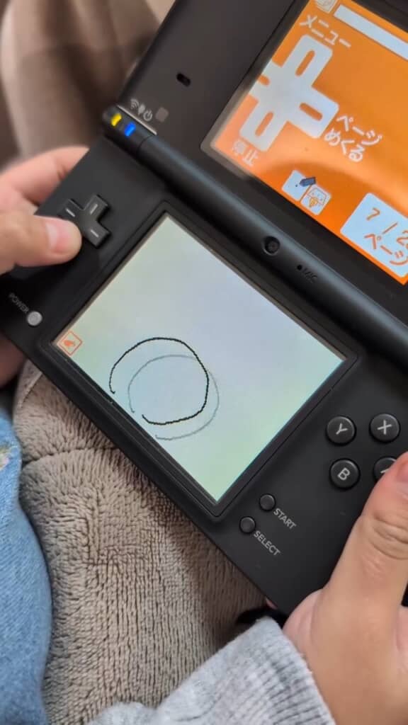 右手から雪玉がゴロゴロ～