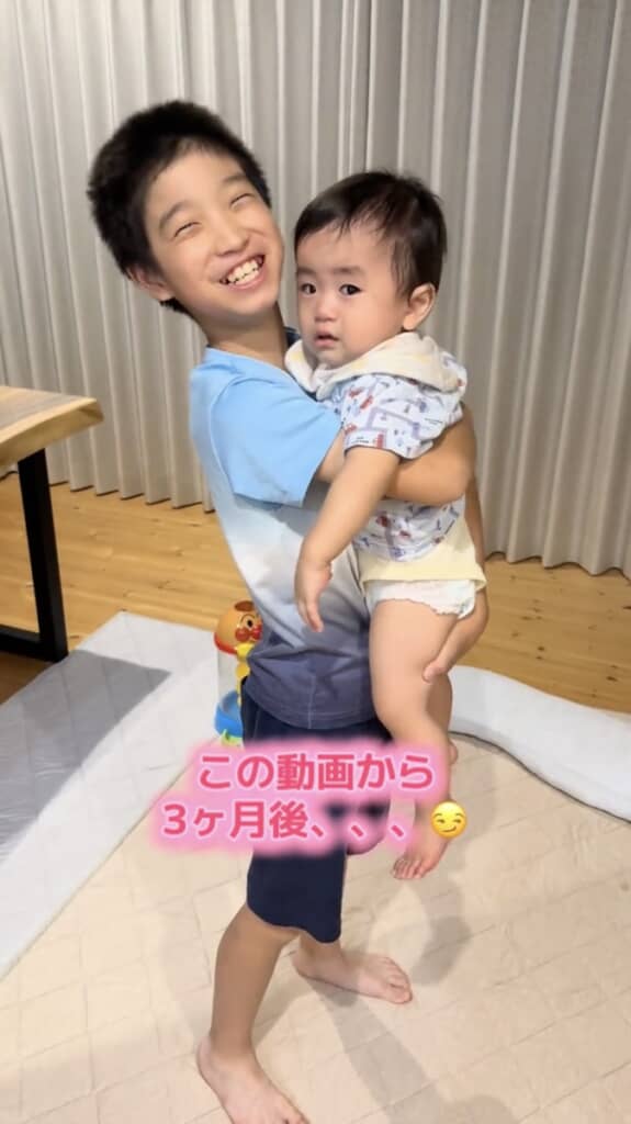 お兄ちゃんに抱っこされると途端に泣き止みます