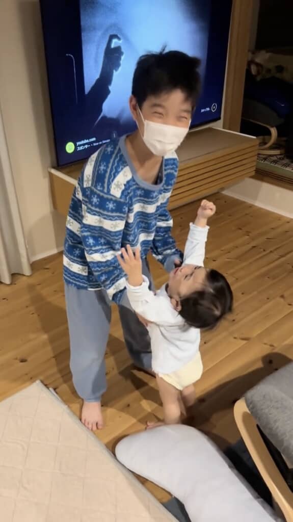 お兄ちゃんに抱っこをせがむたつきくん