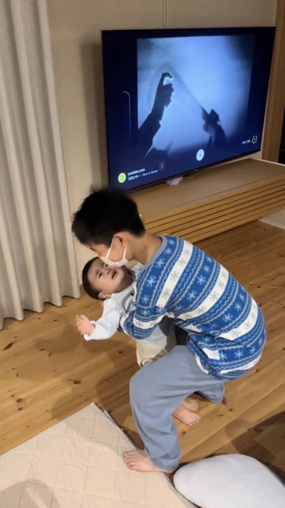 抱っこをやめようとすると泣き出してしまいます