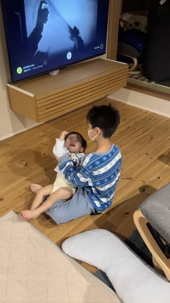 座った状態での抱っこでは不満そう