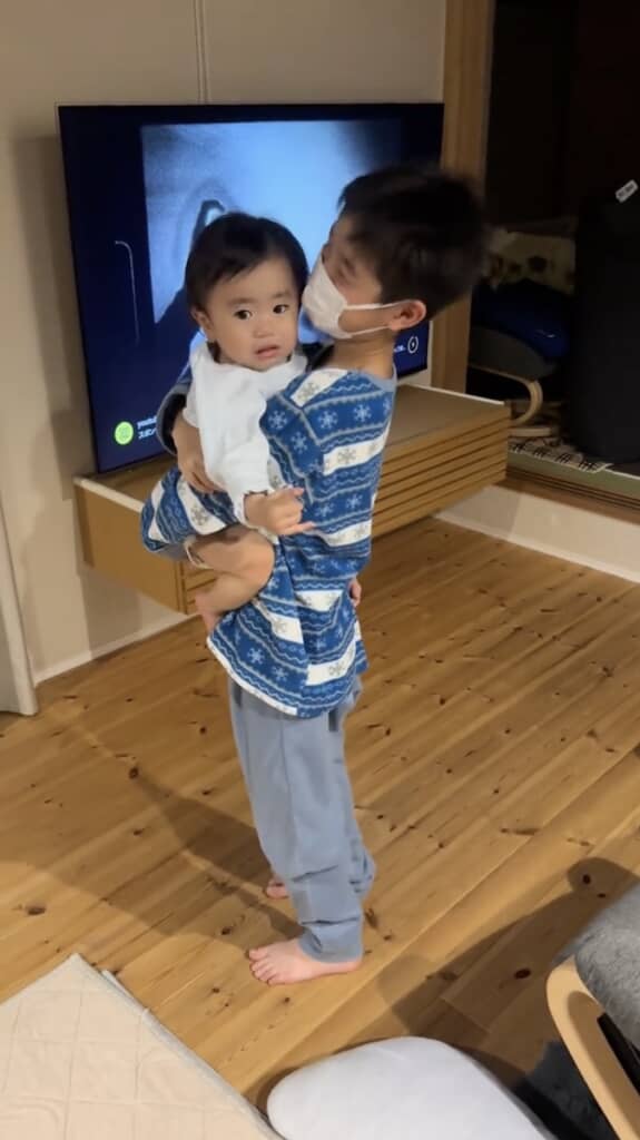 やっぱり立って抱っこされるのが好きみたい