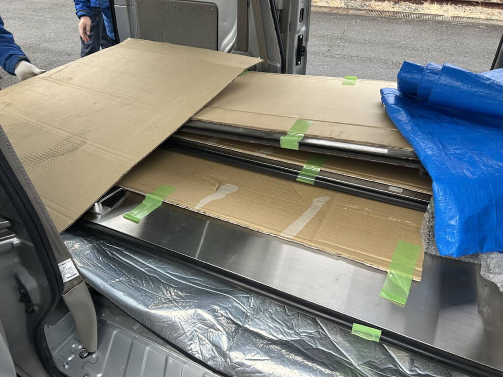 運搬中の電車のドア