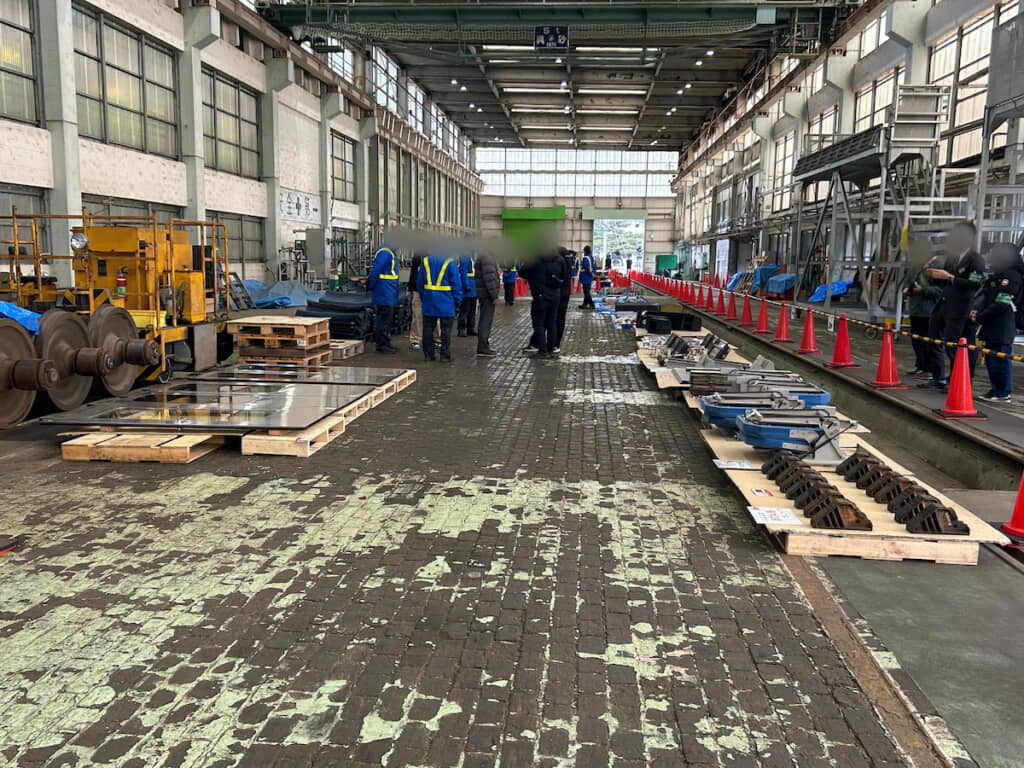 豊田車両センターでの209系鉄道古物販売の様子