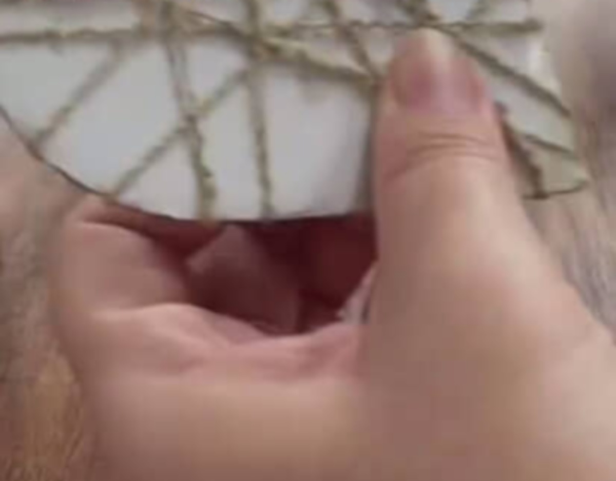 中途半端に余った毛糸→段ボールにぐるぐる巻くと……　“新婚さんみたい”な結末に「センスいいわぁ」「私も作りたい」（1/3） | ハンドメイド ねとらぼ